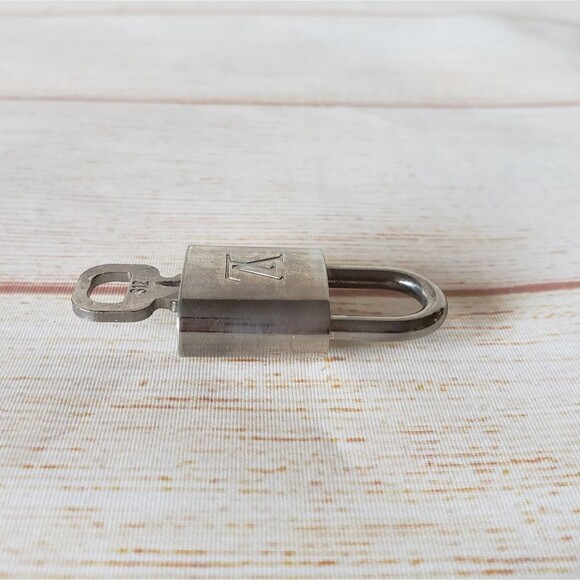 RARE! Authentic Louis Vuitton #312 Lock and Key Set Silver 300 Series Padlock - Picture 4 of 12